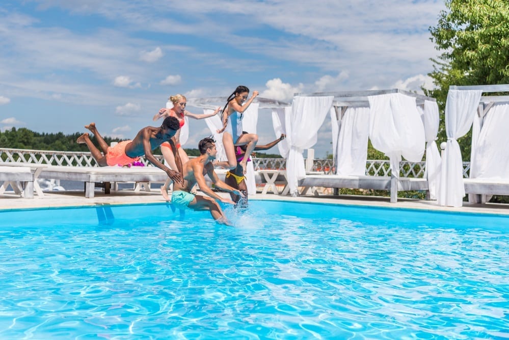 vecinos en la piscina comunitaria - si un vecino no paga la comunidad